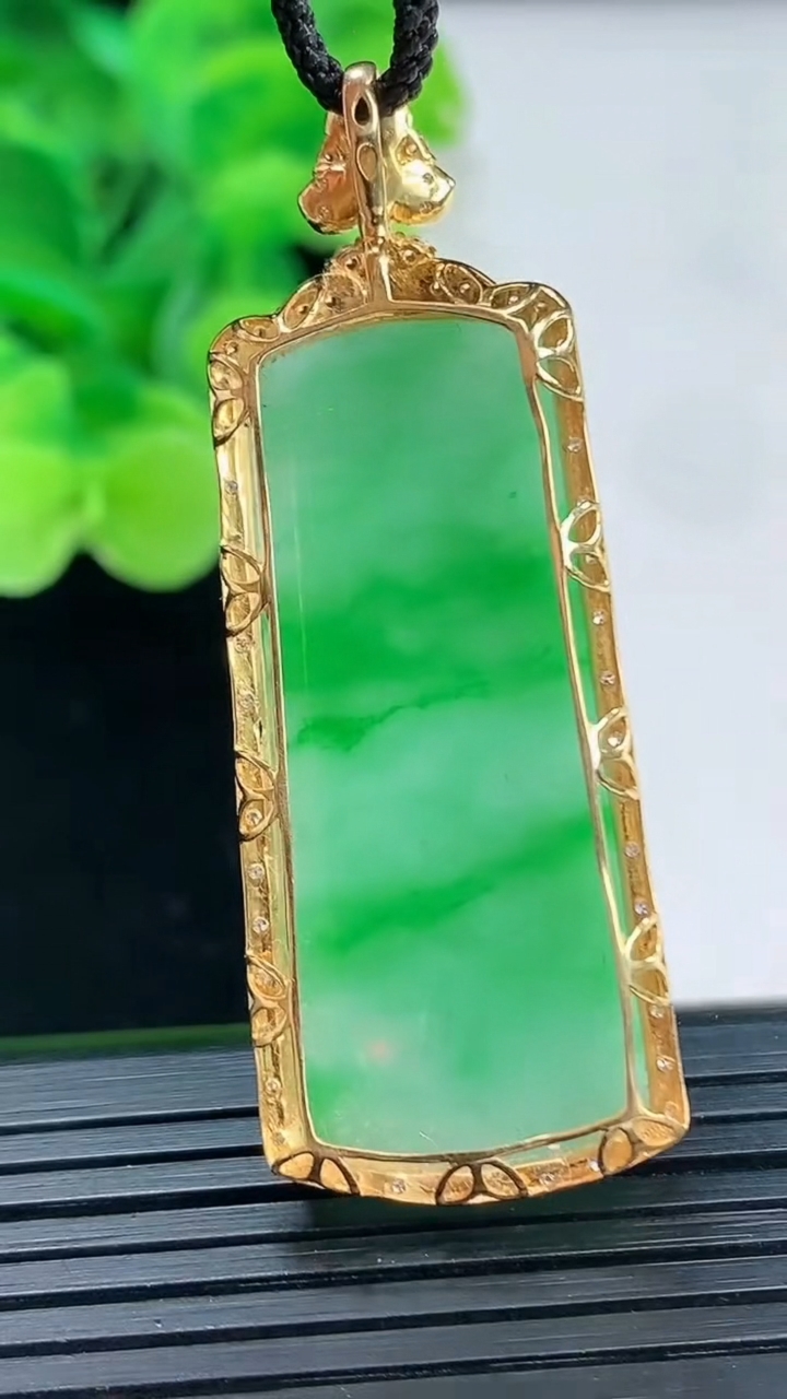 天然A货翡翠无事牌吊坠尺寸50.9-18.9-6.8裸石38.8-16.2重量:7.77g
4月7日