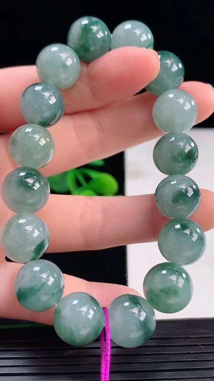 天然A货翡翠飘花圆珠手串尺寸12.3-16颗重量:52.11g4月7日
工厂直销收藏佳品,种好水足，