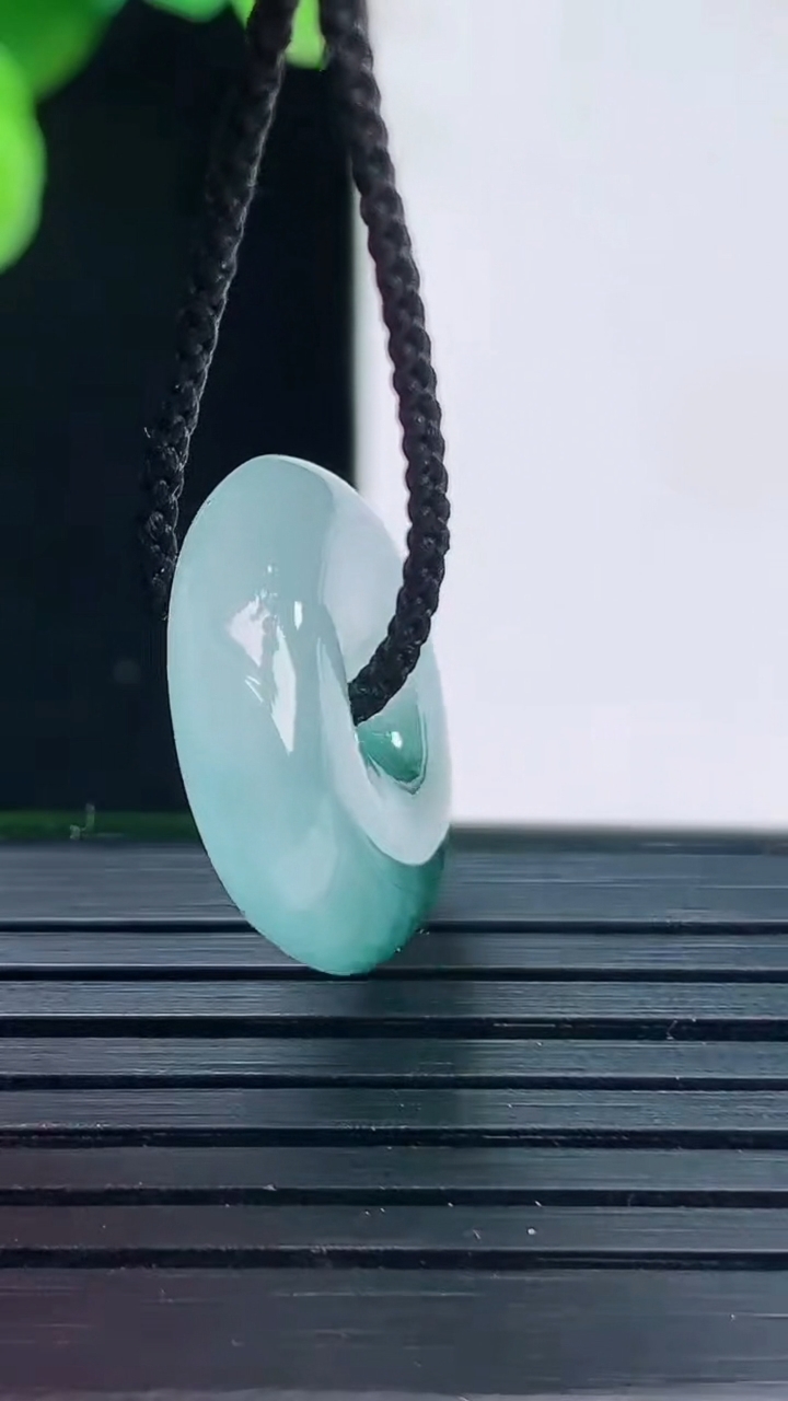 天然A货翡翠冰种飘花平安扣吊坠尺寸18.6-5.5重量:4.14g
4月7日