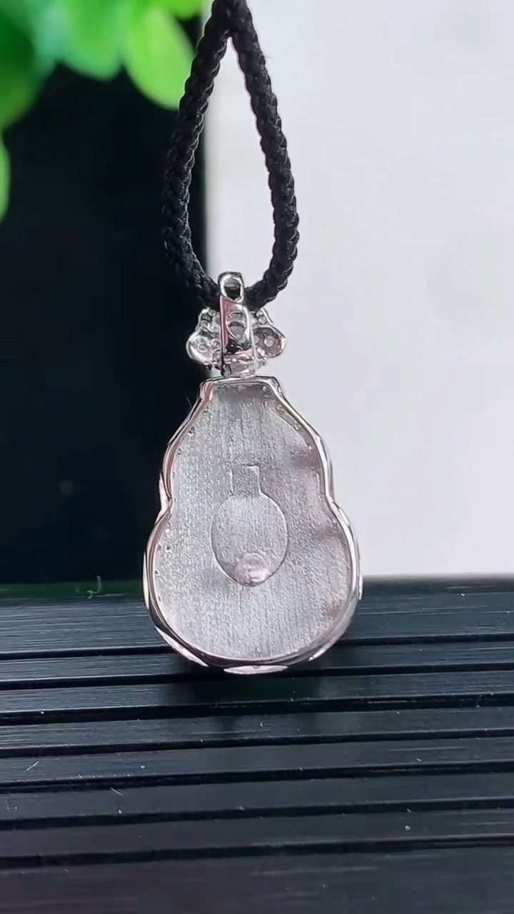 天然A货翡翠葫芦吊坠尺寸24.6-13.1-8.6裸石16-11.1重量:2.84g
4月7日