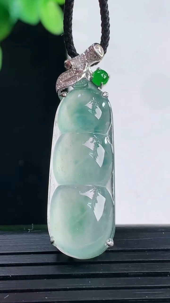 天然A货翡翠种飘花福豆吊坠尺寸35.4-14.4-7.7重量:4.50g
4月7日