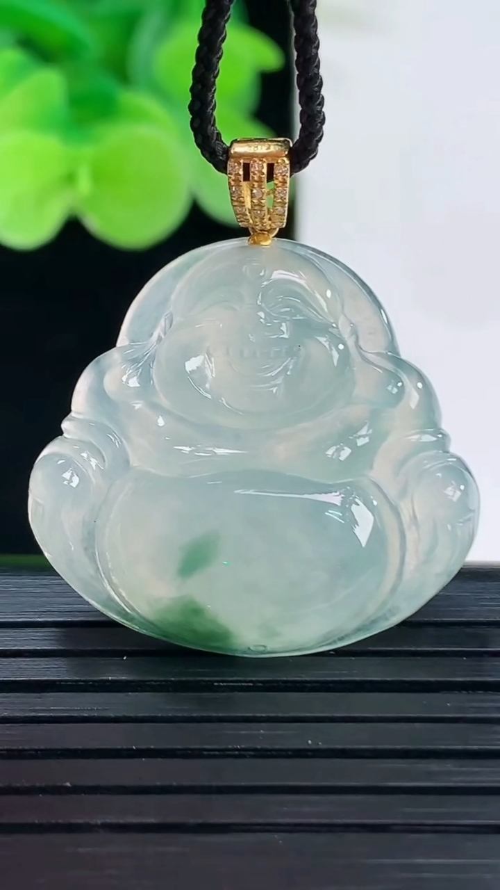 天然A货翡翠种飘花佛公吊坠尺寸25.7-27.8-5.2重量:5.89g
4月7日