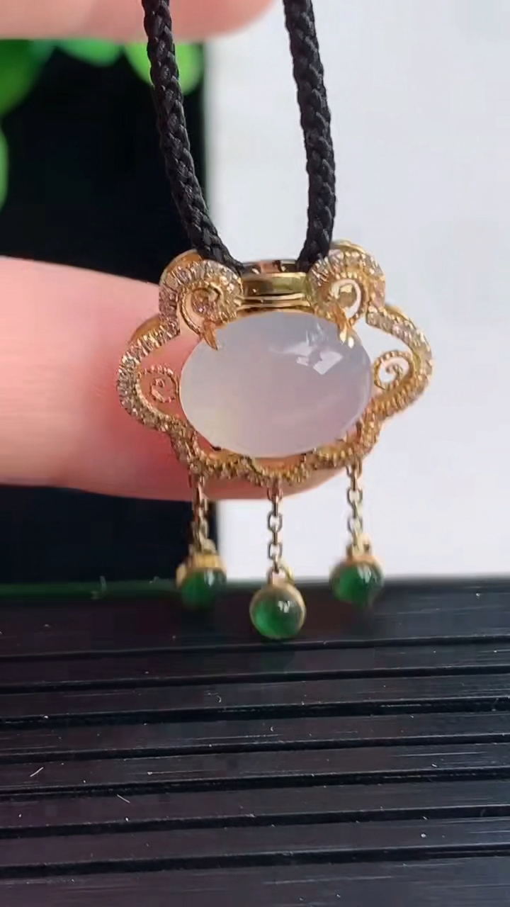 天然A货翡翠蛋面吊坠尺寸14.3-18-7.7裸石8.8-11重量:2.00g
4月7日