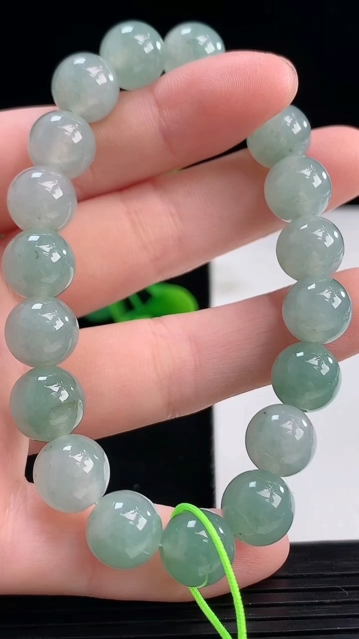 天然A货翡翠圆珠手串尺寸9.9-19颗重量:31.29g4月7日
工厂直销收藏佳品,种好水足，色泽均