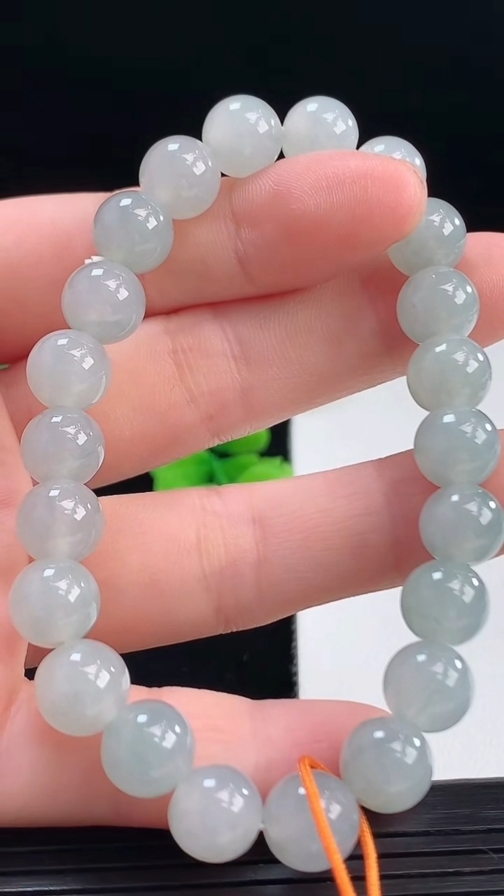 天然A货翡翠圆珠手串尺寸8.5-22颗重量:23.36g4月7日
工厂直销收藏佳品,种好水足，色泽均匀，有种有色，上手高大气！
