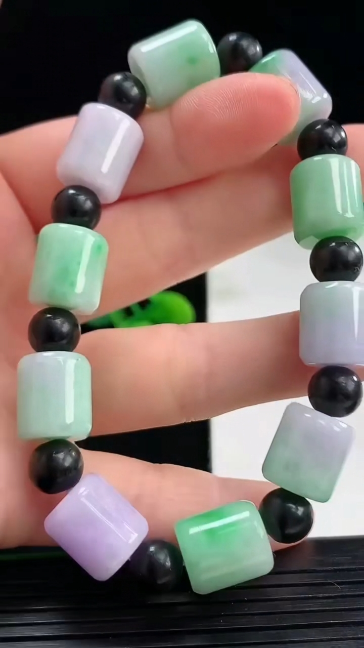 天然A货翡翠春带彩紫罗兰路路通手串尺寸12-10.6重量:36.12g4月7日
工厂直销收藏佳品,种好水足，色泽均匀，有种有色，上手高大气！