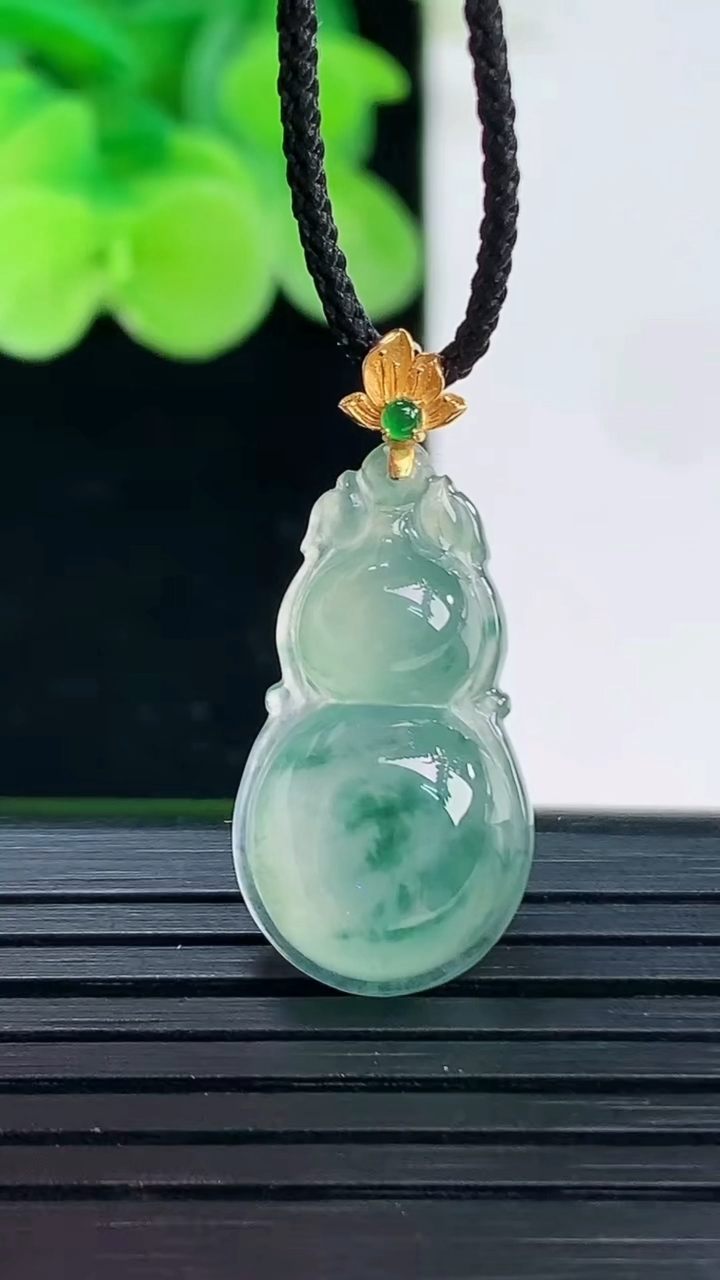 天然A货翡翠种飘花葫芦吊坠尺寸27.5-12.6-5.5重量:2.49g
4月7日