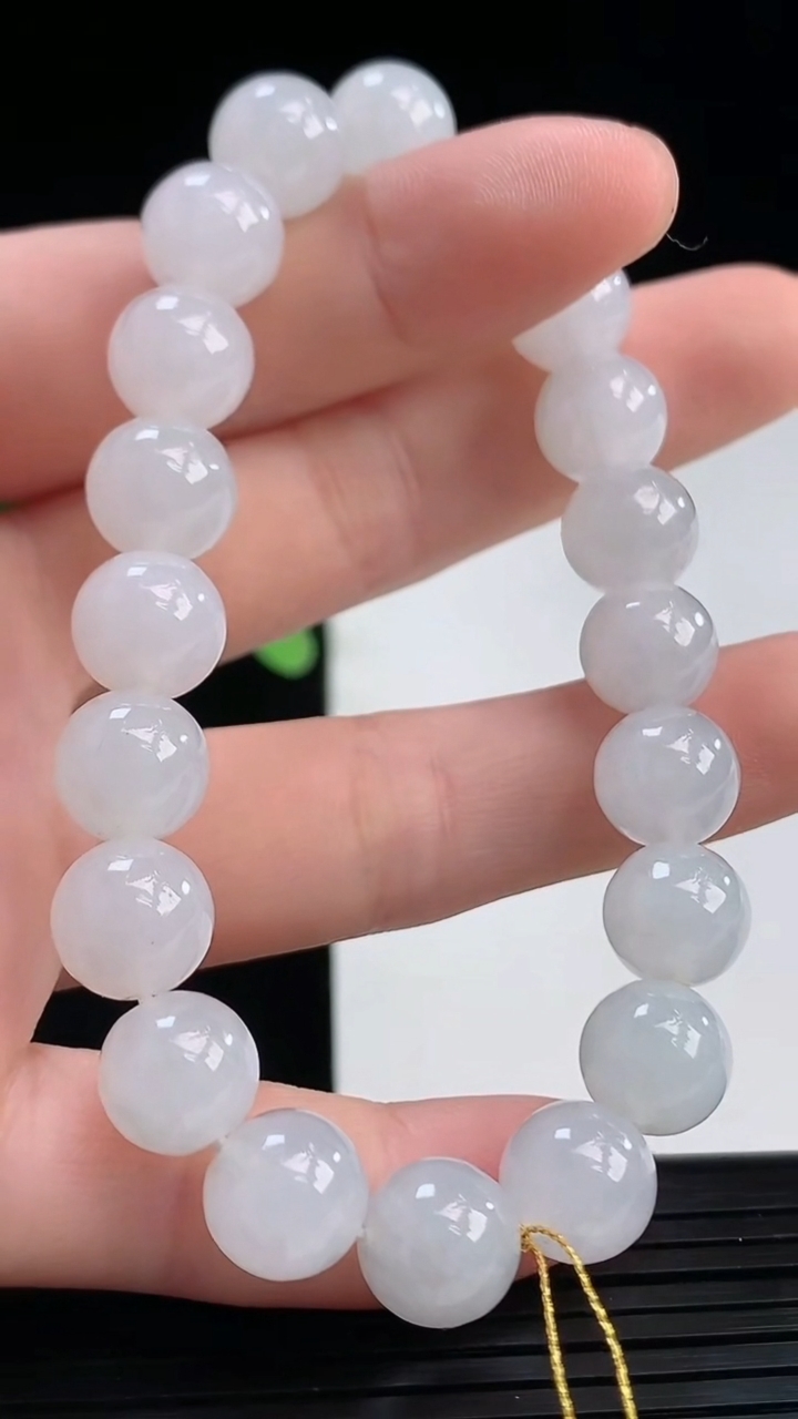 天然A货翡翠圆珠手串尺寸9.3-20颗重量:28.62g4月7日
工厂直销收藏佳品,种好水足，色泽均匀，有种有色，上手高大气！