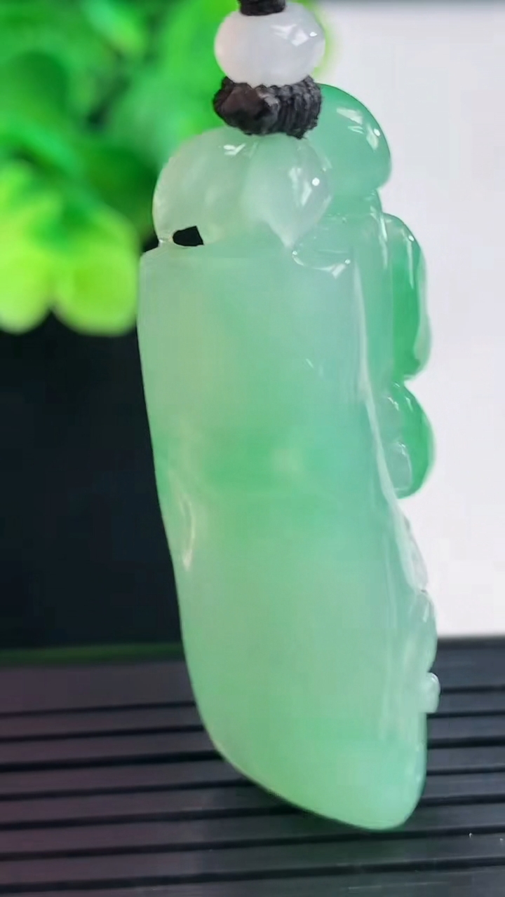 天然A货翡翠节节高升 竹节吊坠尺寸49.7-17.6-13.5重量:23.40g
4月7日