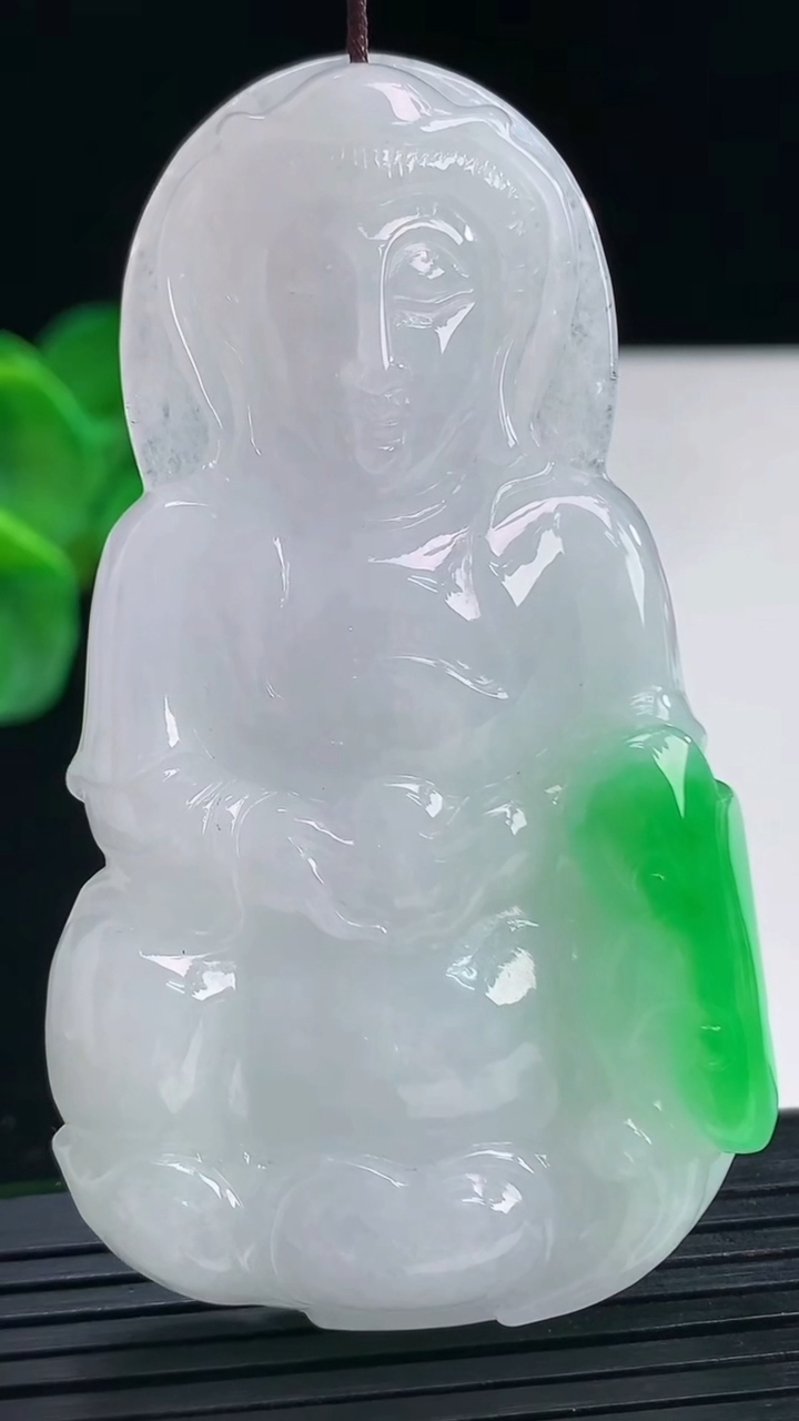 天然A货翡翠观音菩萨吊坠尺寸72.1-40.3-9.6重量:45.09g
4月7日