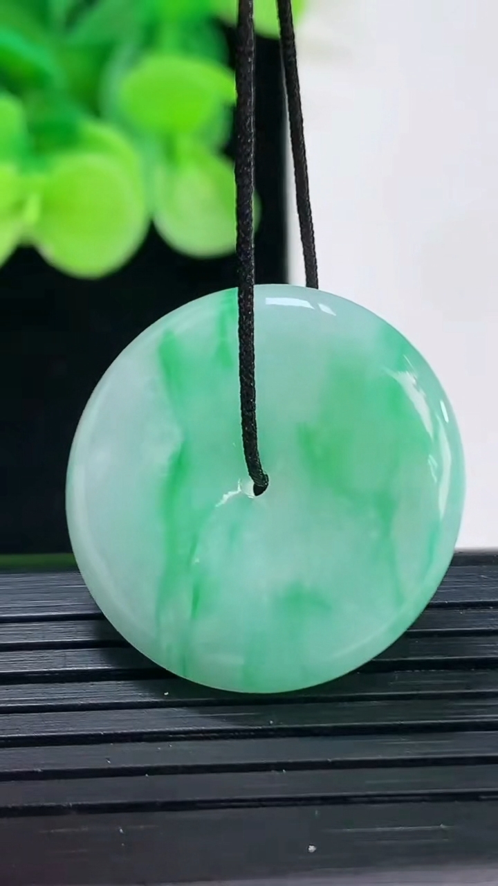 天然A货翡翠平安扣吊坠尺寸25.7-5重量:7.84g
4月7日