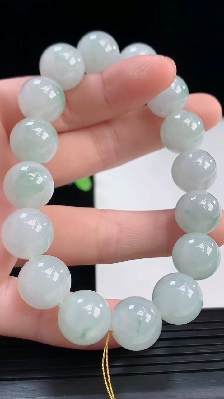 天然A货翡翠飘花圆珠手串尺寸12.1-16颗重量:52.67g4月7日
工厂直销收藏佳品,种好水足，