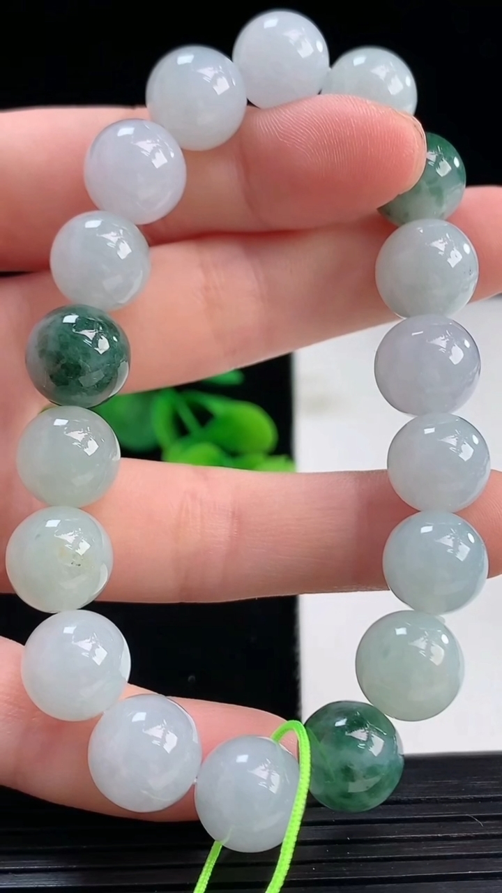 天然A货翡翠飘花圆珠手串尺寸10.6-18颗重量:40.21g4月7日
工厂直销收藏佳品,种好水足，色泽均匀，有种有色，上手高大气！
