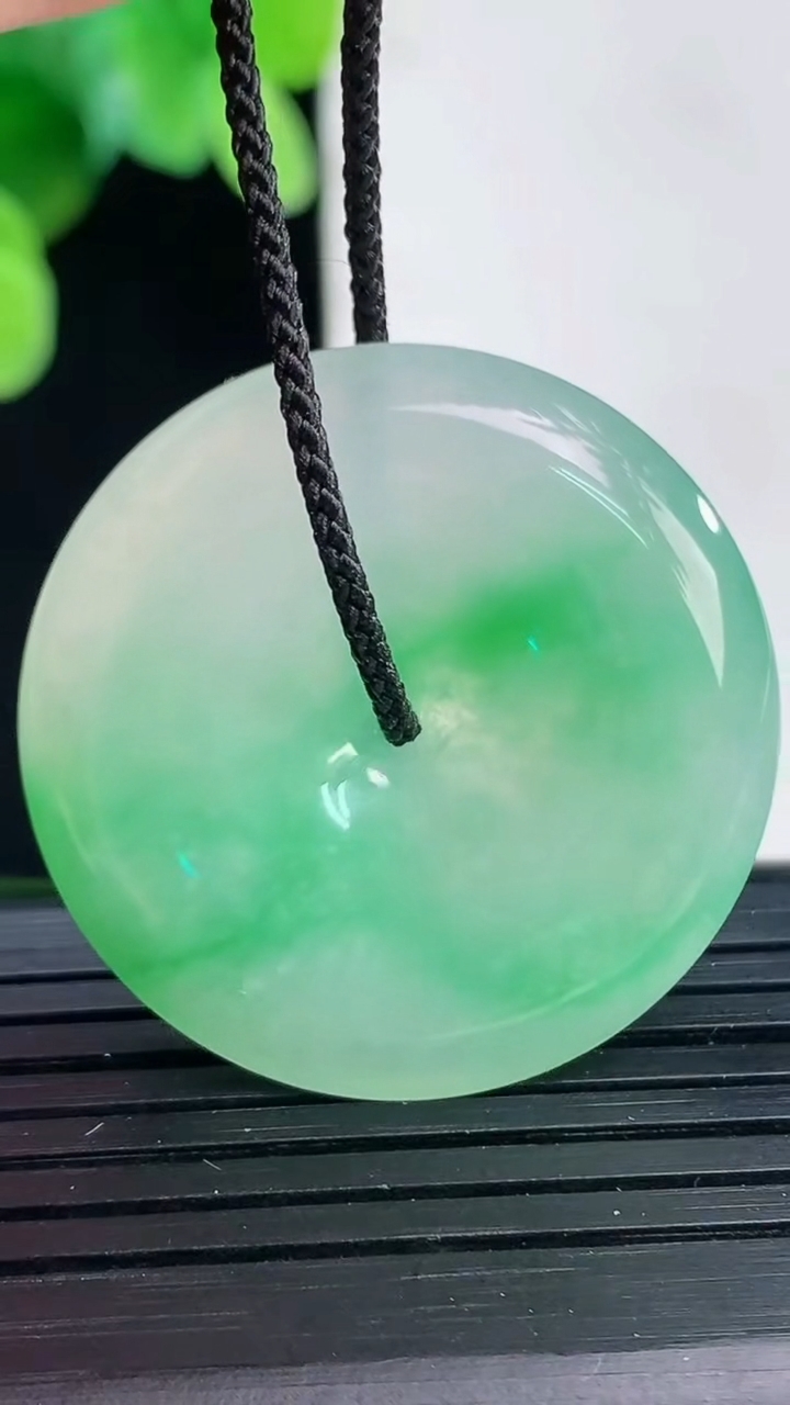 天然A货翡翠平安扣吊坠尺寸31.9-5.4重量:11.41g
4月7日