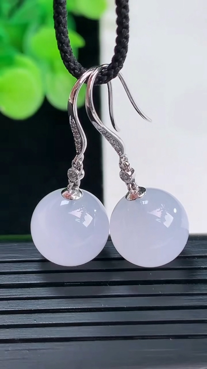 天然A货翡翠18K金紫罗兰圆珠耳坠尺寸11.8重量:7.60g4月7日
工厂直销收藏佳品,种好水足，色泽均匀，有种有色，上手高大气！