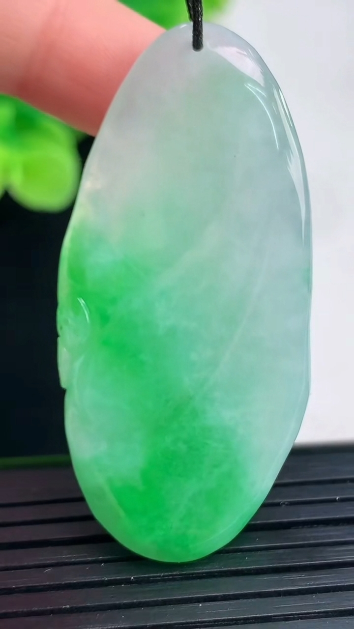 天然A货翡翠逍遥佛吊坠尺寸49.9-23.5-8.2重量:17.60g
4月7日