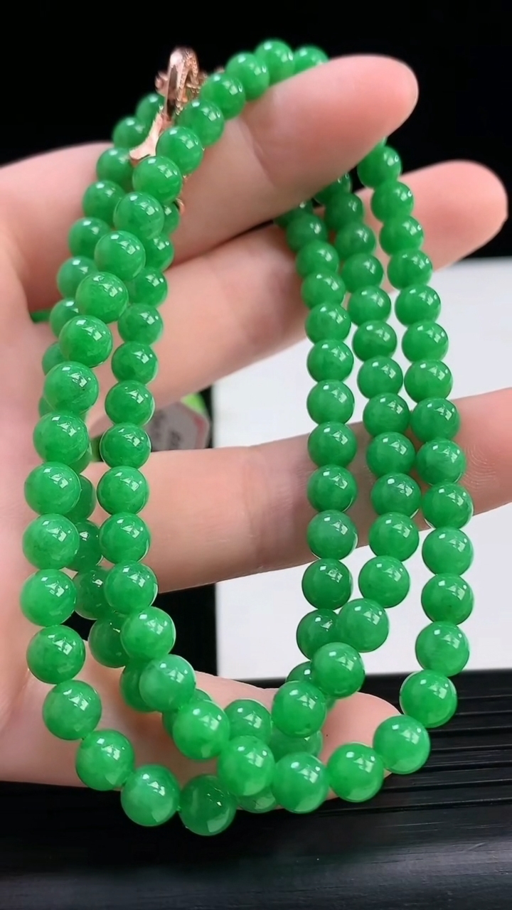 天然A货翡翠圆珠项链尺寸5.3-108颗重量:33.03g
4月7日