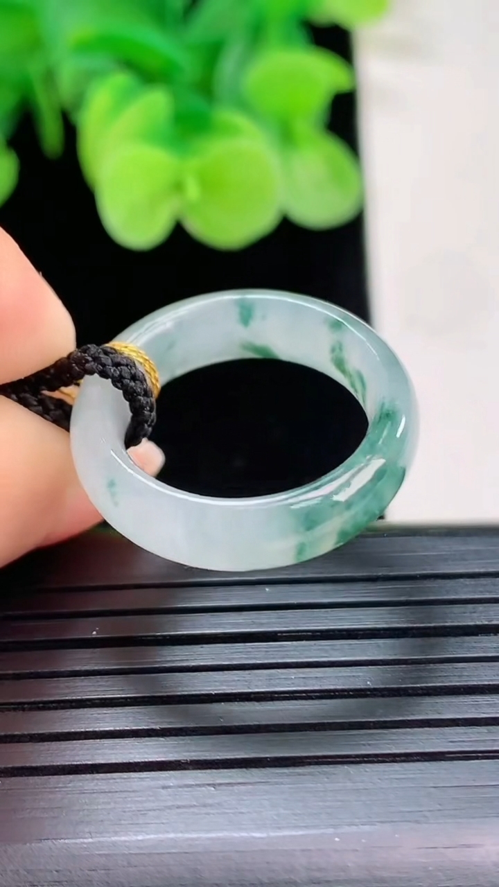 天然A货翡翠冰种飘花指环戒指尺寸16.7-5.3-3.4重量:3.35g2026年4月7日
工厂直销收藏佳品,种好水足，色泽均匀，有种有色，上手高大气！