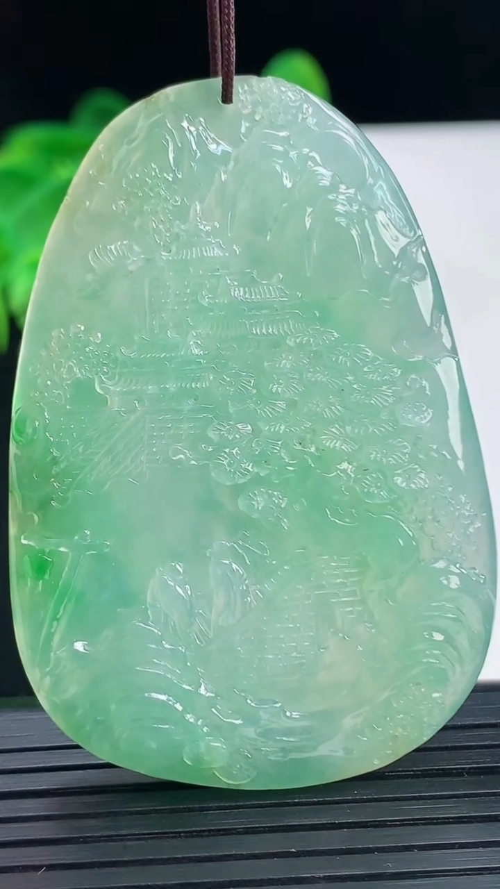 天然A货翡翠山水牌吊坠尺寸58.2-39.2-6.1重量:34.22g
4月7日