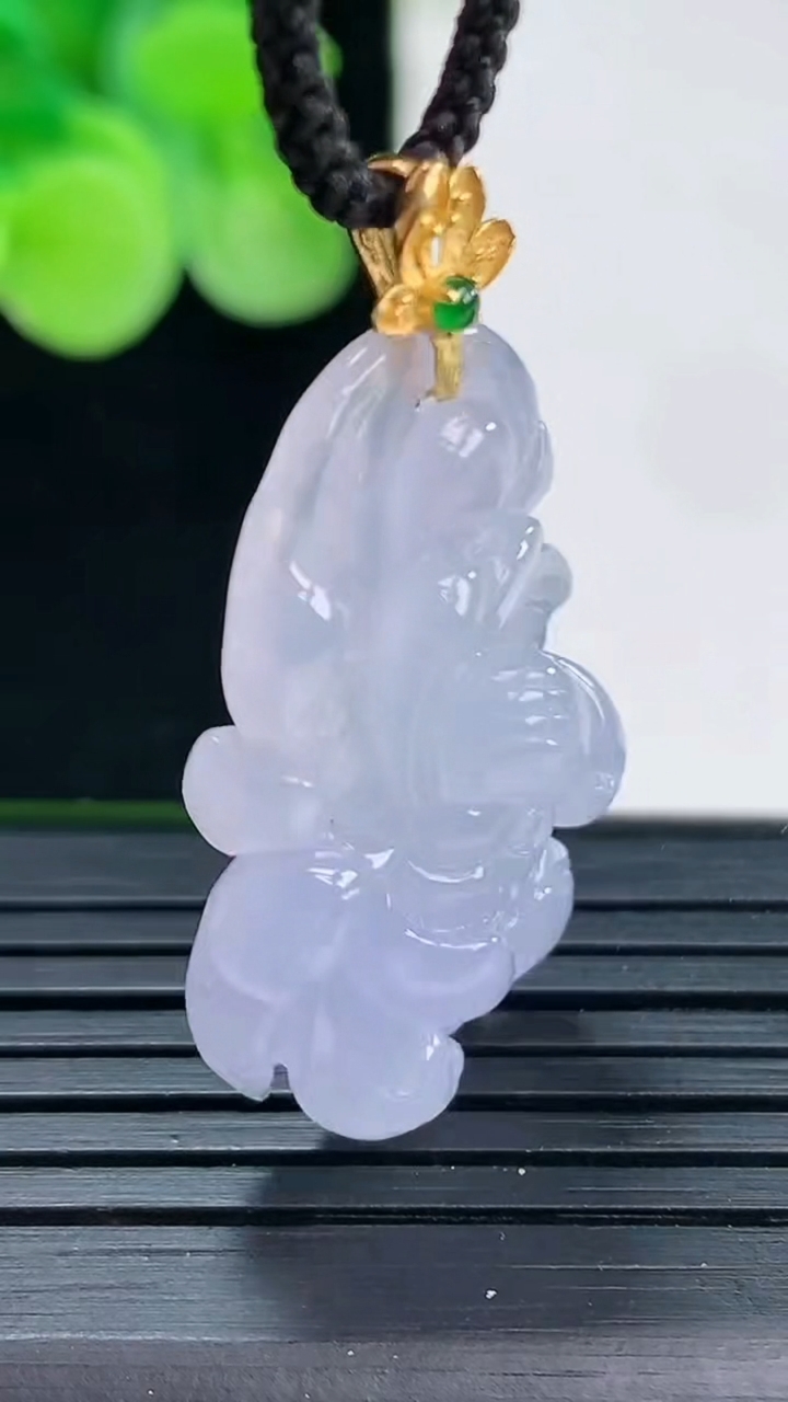 天然A货翡翠18K金紫罗兰和和美美 荷花吊坠尺寸36.8-17.7-7.8重量:5.83g
4月7日