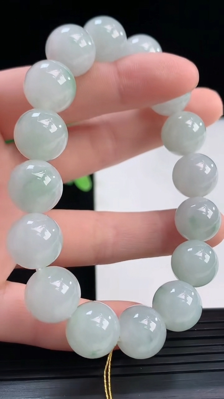 天然A货翡翠飘花圆珠手串尺寸12.1-16颗重量:52.67g4月7日
工厂直销收藏佳品,种好水足，色泽均匀，有种有色，上手高大气！
