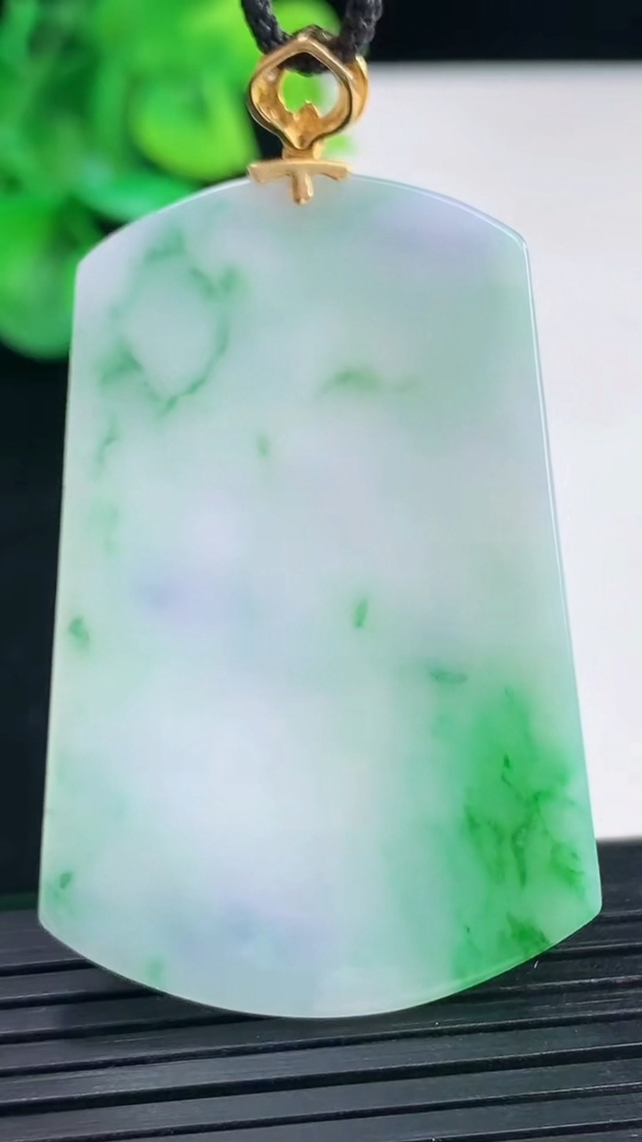 天然A货翡翠无事牌吊坠尺寸48.8-31.7-2.6重量:13.13g
4月7日