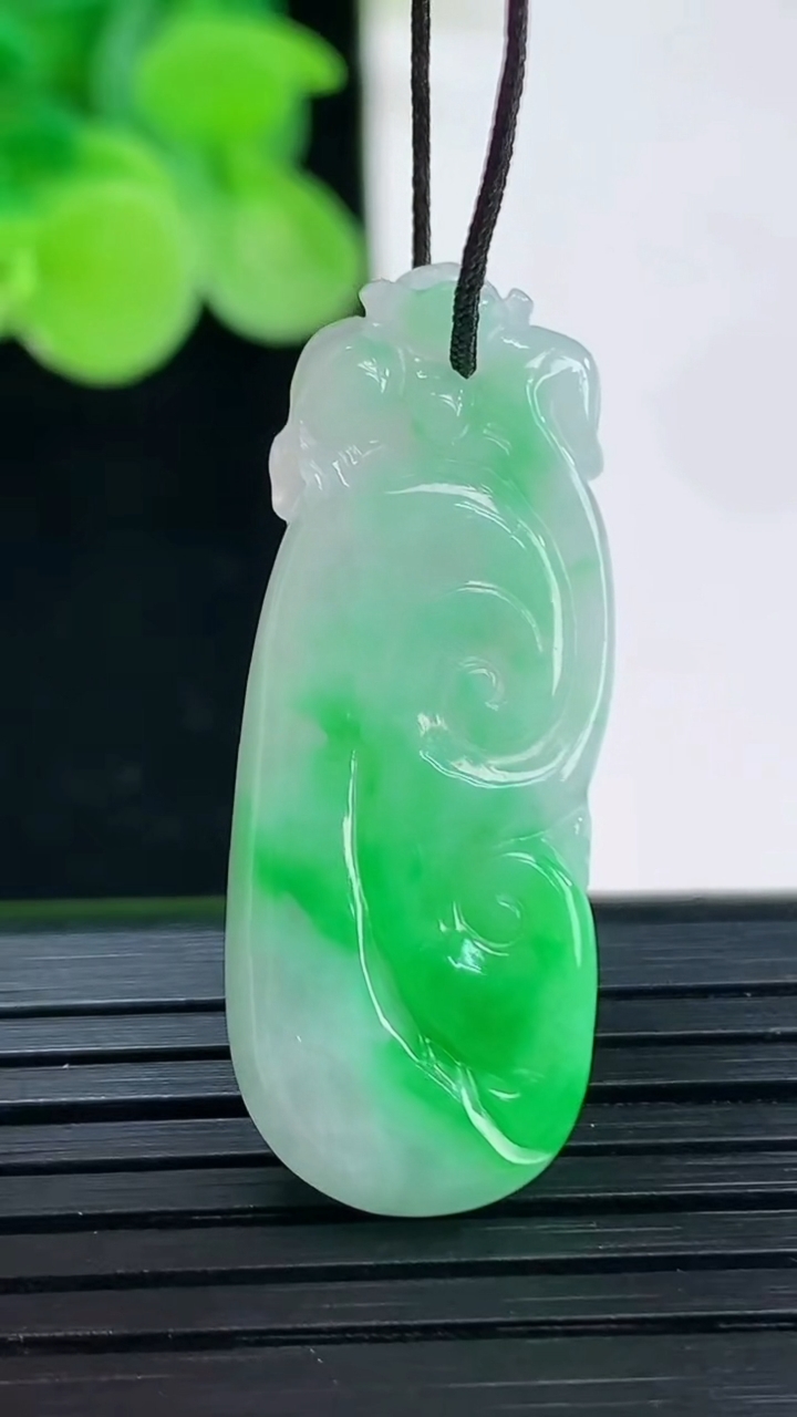 天然A货翡翠如意吊坠尺寸34.1-12.8-6重量:6.14g
4月7日