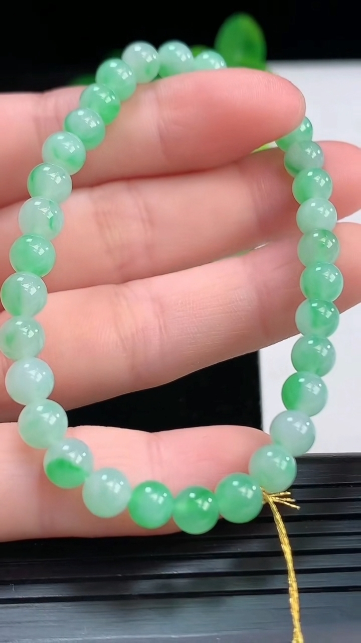 天然A货翡翠圆珠手串尺寸5.5-32颗重量:9.60g4月7日
工厂直销收藏佳品,种好水足，色泽均匀，有种有色，上手高大气！