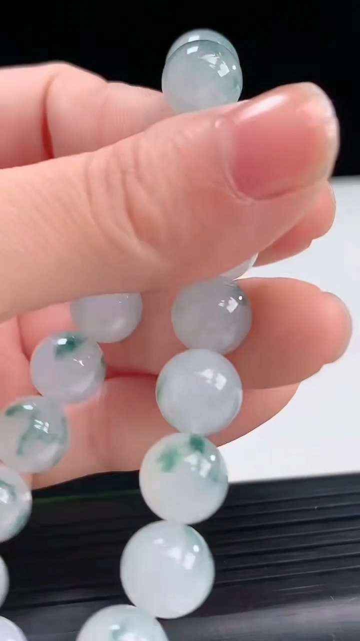 天然A货翡翠飘花圆珠手串尺寸9.8-19颗重量:32.79g4月7日
工厂直销收藏佳品,种好水足，色泽均匀，有种有色，上手高大气！