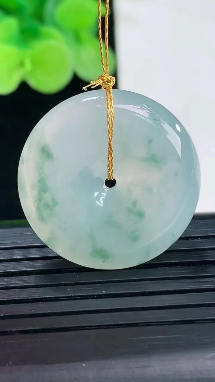 天然A货翡翠飘花平安扣吊坠尺寸25.5-5.5重量:7.84g
4月7日