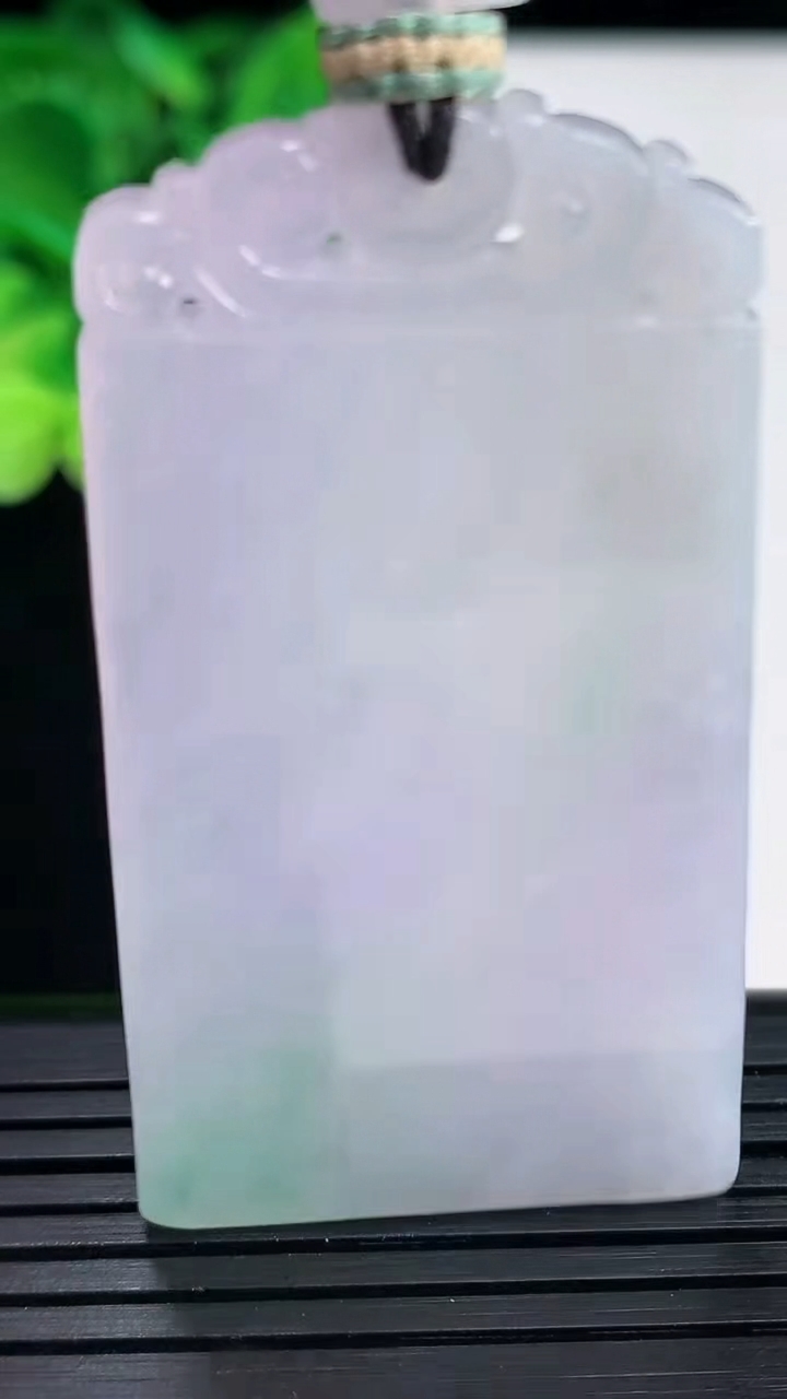 天然A货翡翠春带彩紫罗兰无事牌吊坠尺寸53.7-29.1-3.7重量:21.65g
4月7日