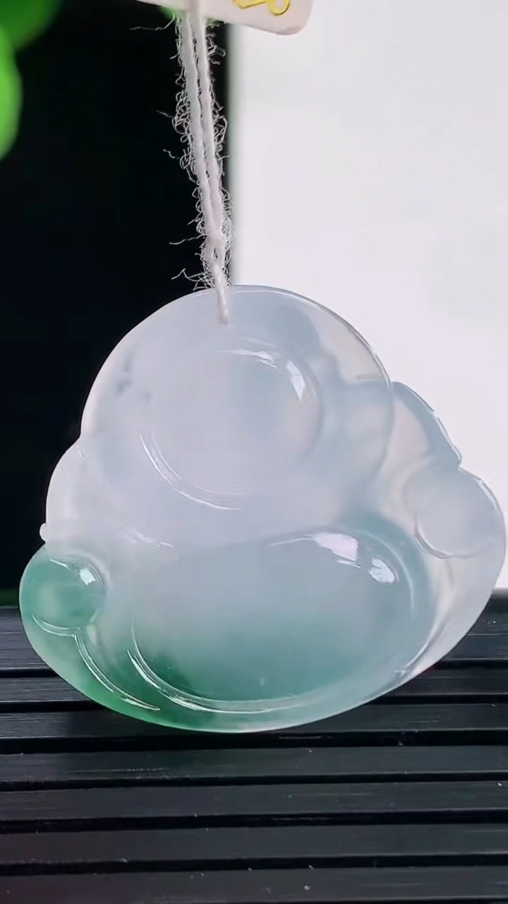 天然A货翡翠冰种飘花佛公吊坠尺寸23.8-26.1-5.7重量:5.59g
4月7日