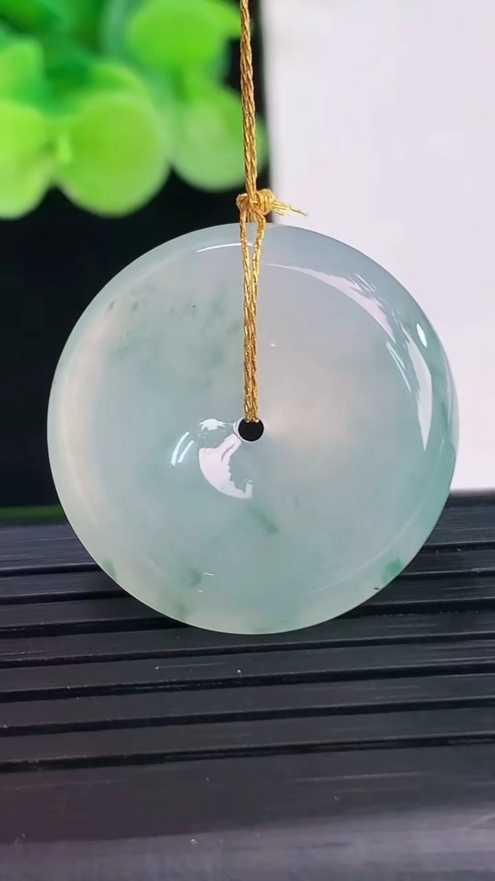 天然A货翡翠飘花平安扣吊坠尺寸25.5-5.5重量:7.84g
4月7日