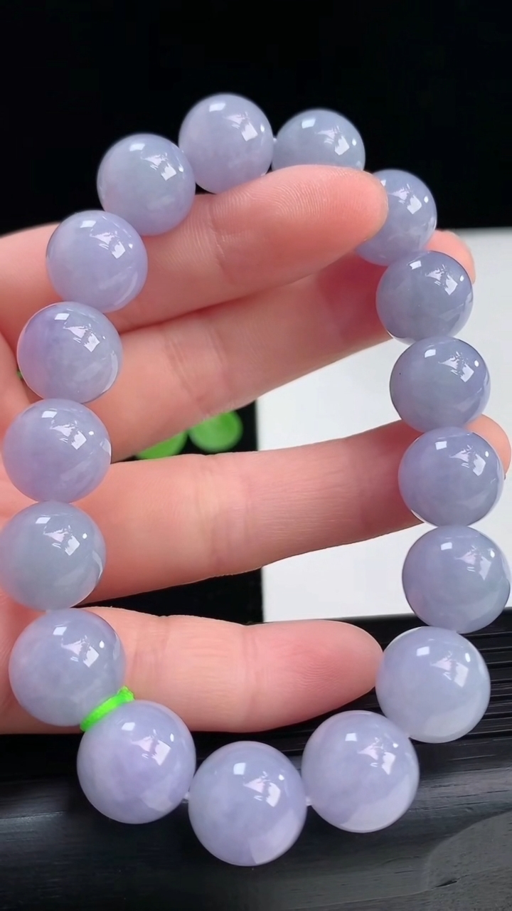 天然A货翡翠紫罗兰圆珠手串尺寸11.7-17颗重量:50.84g4月7日
工厂直销收藏佳品,种好水足，色泽均匀，有种有色，上手高大气！