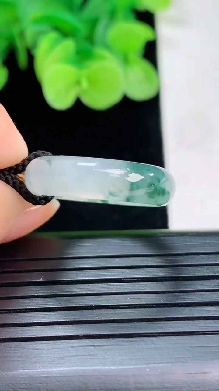 天然A货翡翠冰种飘花指环戒指尺寸16.7-5.3-3.4重量:3.35g2026年4月7日
工厂直销收藏佳品,种好水足，色泽均匀，有种有色，上手高大气！