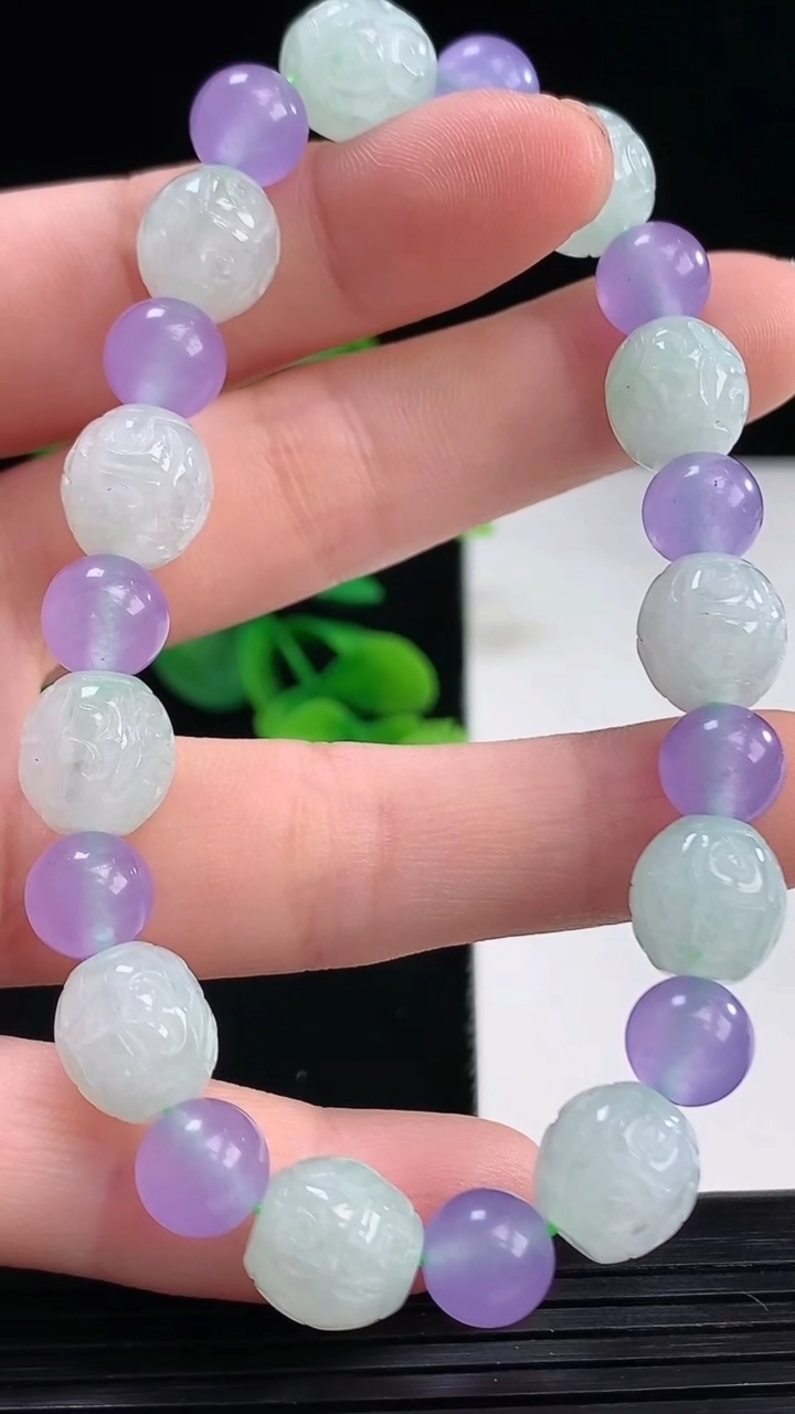 天然A货翡翠雕花路路通手串尺寸9.9-9.5重量:26.25g4月7日
工厂直销收藏佳品,种好水足，