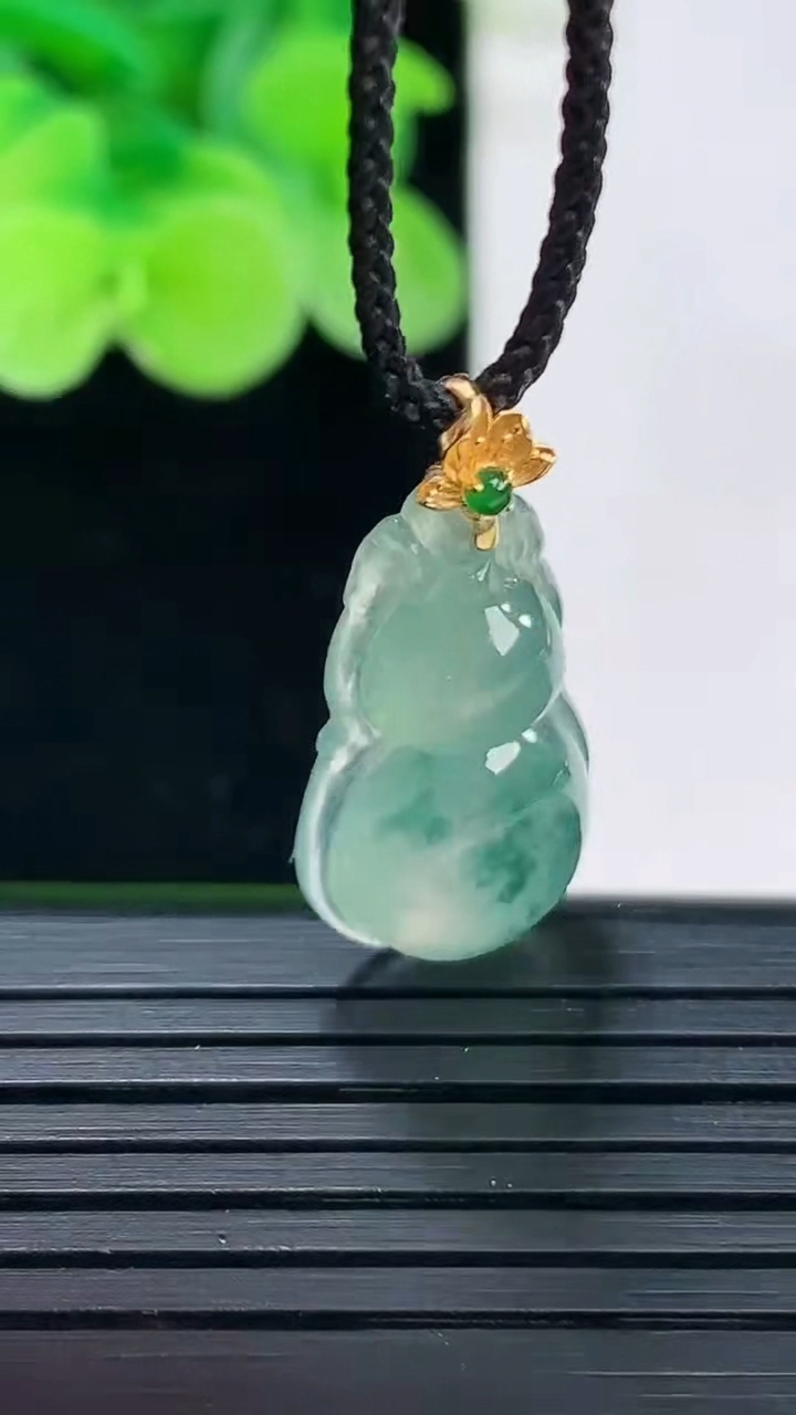 天然A货翡翠种飘花葫芦吊坠尺寸27.5-12.6-5.5重量:2.49g
4月7日