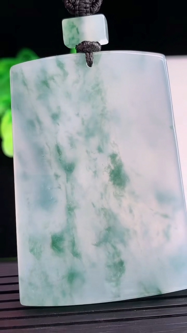 天然A货翡翠种飘花无事牌吊坠尺寸59.3-40.9-5.3重量:48.10g
4月7日