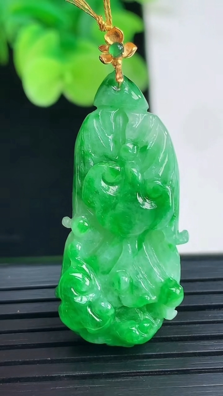 天然A货翡翠白菜吊坠尺寸41.2-16.9-7.1重量:7.11g
4月7日
