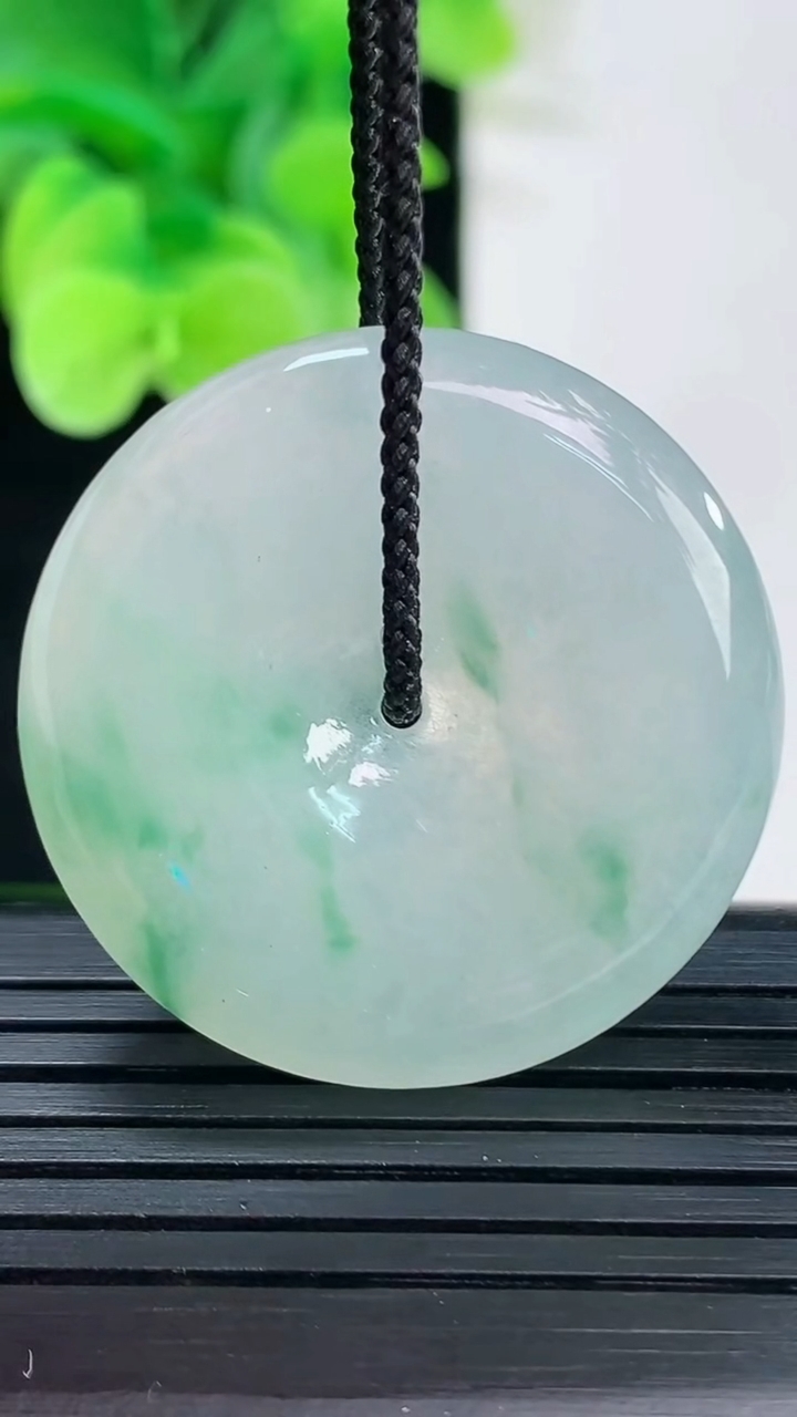 天然A货翡翠冰种飘花平安扣吊坠尺寸32.1-5.5重量:12.46g
4月7日