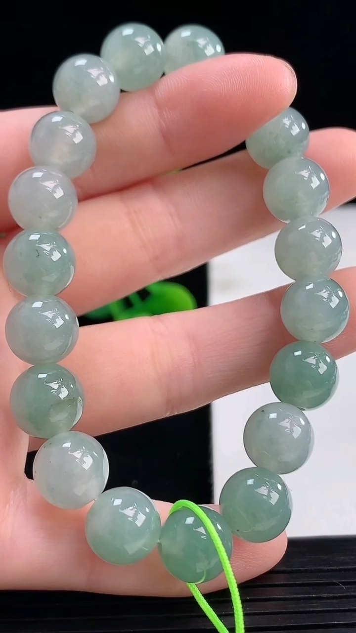 天然A货翡翠圆珠手串尺寸9.9-19颗重量:31.29g4月7日
工厂直销收藏佳品,种好水足，色泽均