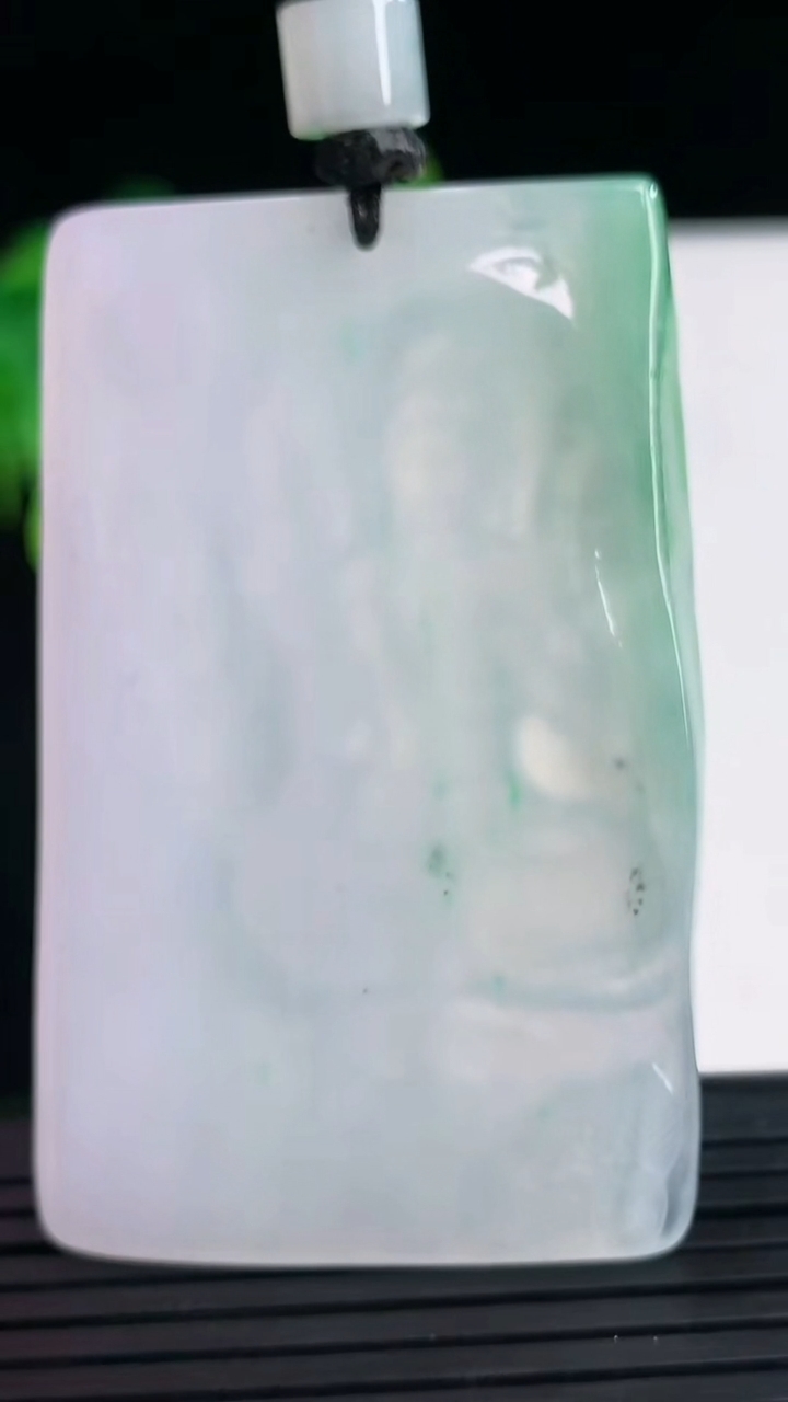 天然A货翡翠虚空藏菩萨吊坠尺寸59.5-37.8-6.1重量:42.66g
4月7日