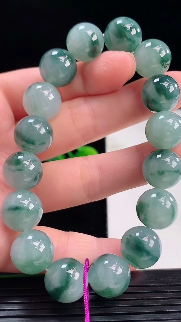 天然A货翡翠飘花圆珠手串尺寸12.3-16颗重量:52.11g4月7日
工厂直销收藏佳品,种好水足，色泽均匀，有种有色，上手高大气！