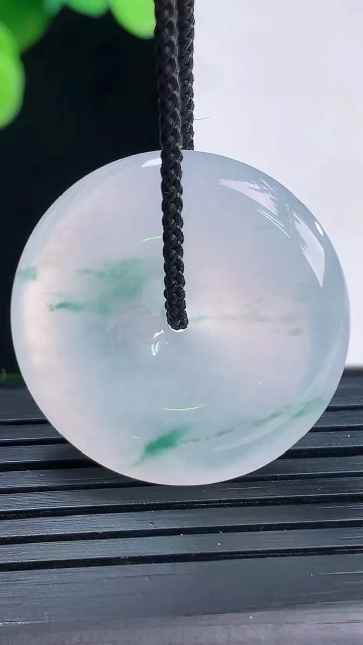 天然A货翡翠种飘花平安扣吊坠尺寸27-5.5重量:8.65g
4月7日