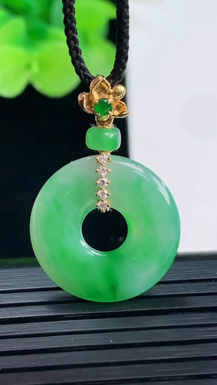 天然A货翡翠平安环吊坠尺寸19.8-2.7重量:2.83g
4月7日