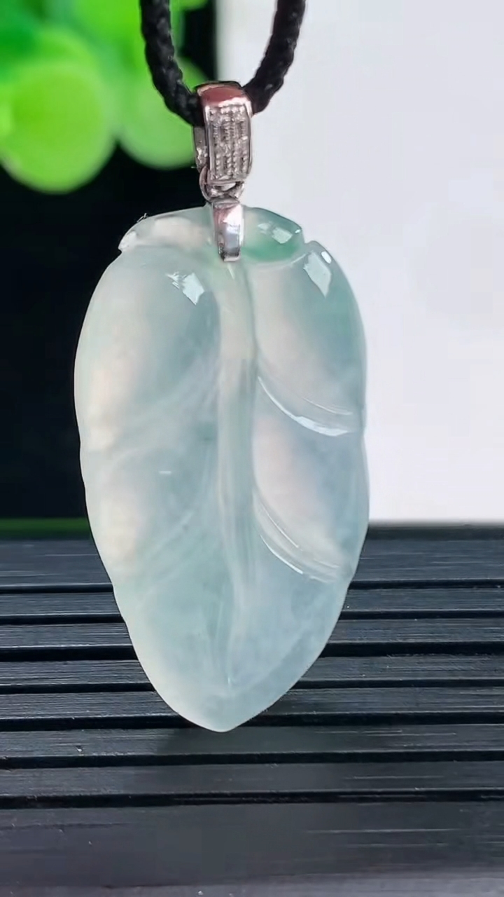 天然A货翡翠金枝玉叶 叶子吊坠尺寸28.9-15.2-3.4重量:4.29g
4月7日