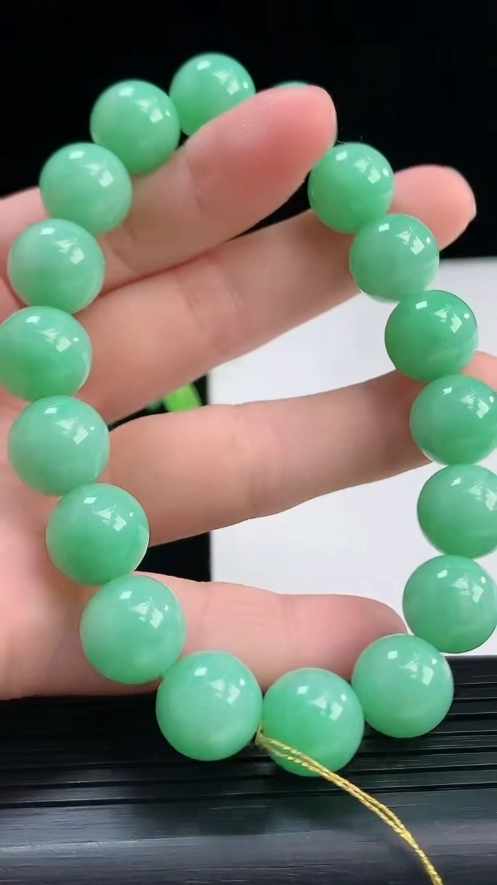 天然A货翡翠圆珠手串尺寸11.2-18颗重量:48.90g4月7日
工厂直销收藏佳品,种好水足，色泽均匀，有种有色，上手高大气！