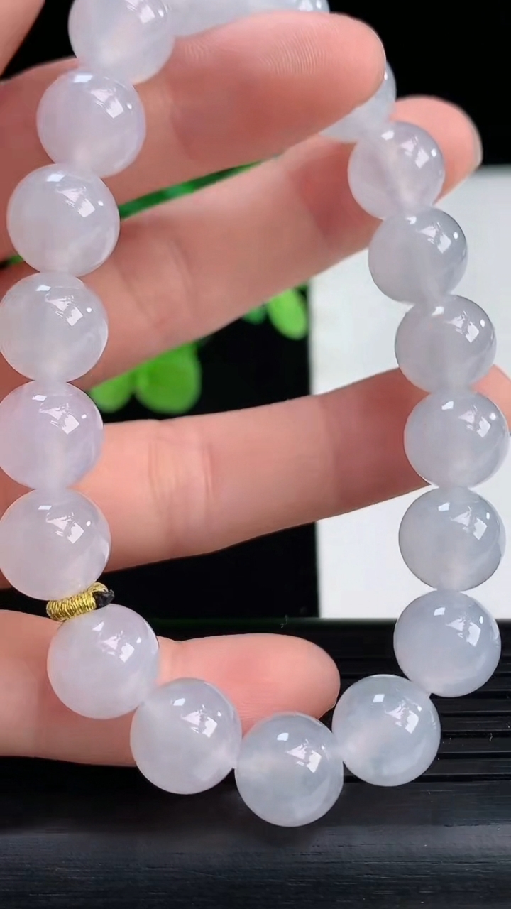 天然A货翡翠圆珠手串尺寸9.9-19颗重量:33.43g4月7日
工厂直销收藏佳品,种好水足，色泽均匀，有种有色，上手高大气！