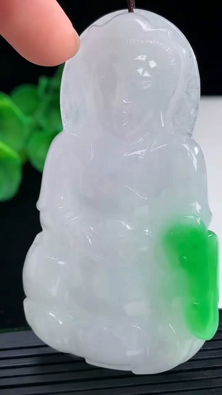 天然A货翡翠观音菩萨吊坠尺寸72.1-40.3-9.6重量:45.09g
4月7日