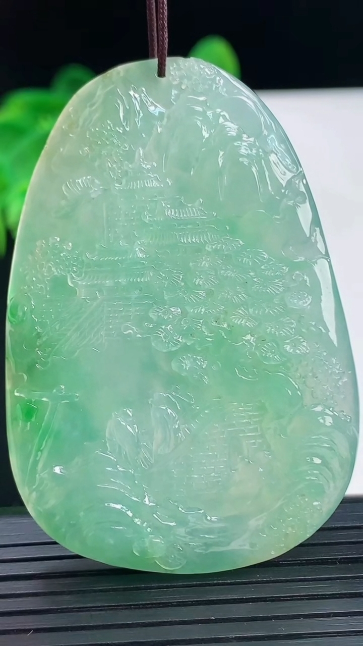 天然A货翡翠山水牌吊坠尺寸58.2-39.2-6.1重量:34.22g
4月7日